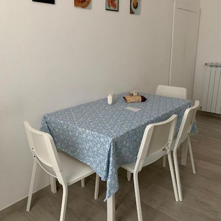 La Porta Di Carmy Apartment Napoli Bagian luar foto