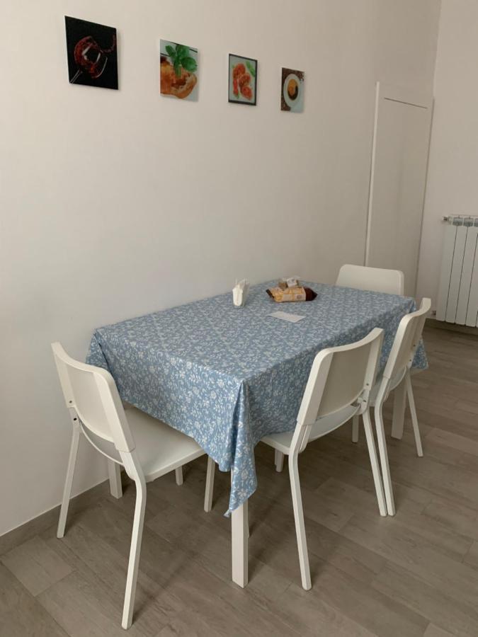 La Porta Di Carmy Apartment Napoli Bagian luar foto